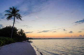 Coucher de soleil sur une plage de Sanibel en Floride.