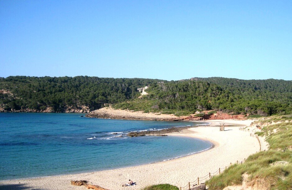 La plage de Cala d'Alagriens à Minorque.