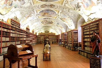 Vieille bibliothèque à Prague.