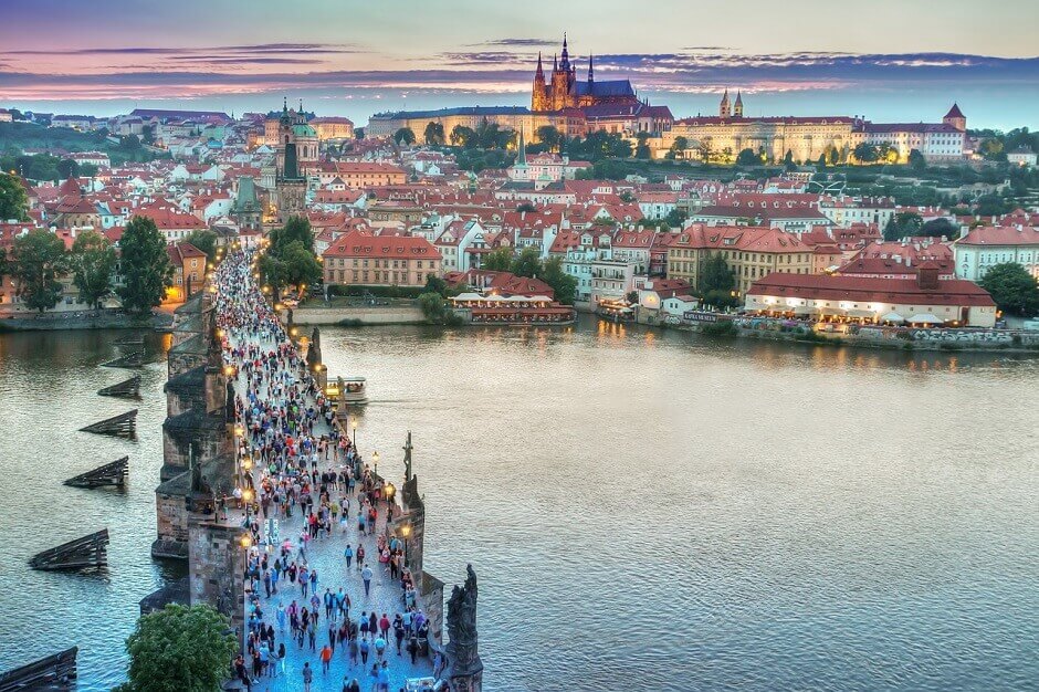 Vue du célèbre pont Charles à Prague.