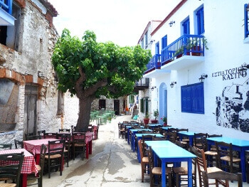 Une rue de Glossa en Grèce.