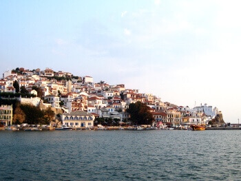 Vue du port de Skopelos en Grèce.