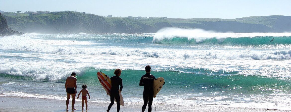 Surfeurs sur une plage.