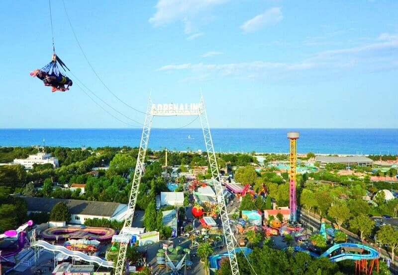 Vue d'un parc d'attraction.