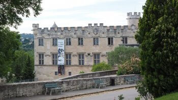 Une façade médiévale à Avignon.