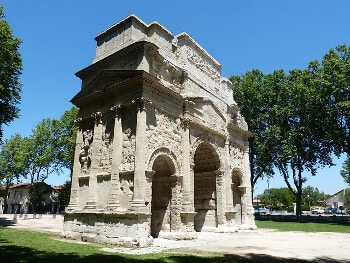 Vue d'un arc de triomphe.