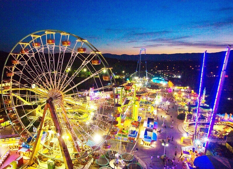 Grande roue dans un parc d'attraction.