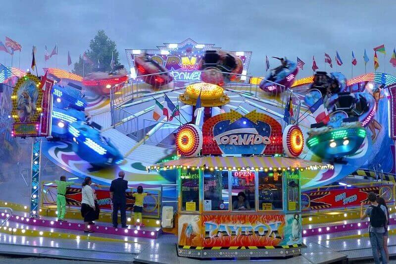 Un parc d'attraction en soirée.