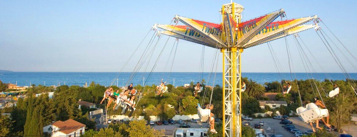 Un manège dans un parc d'attraction.