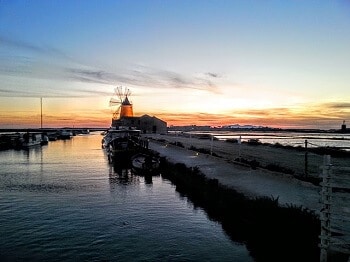 Un port au soleil couchant en Sicile.