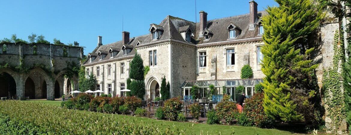 Une abbaye près de Paris.