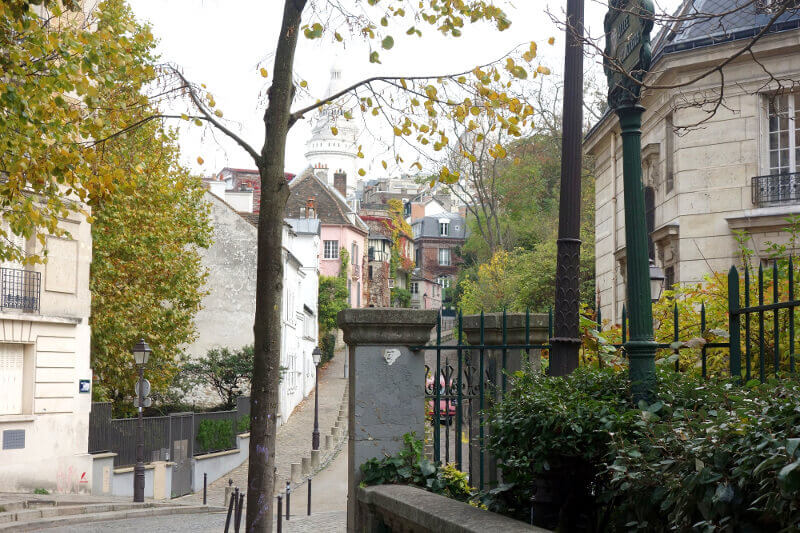 Vue du Sacré-Cœur de Montmartre depuis une petite rue.