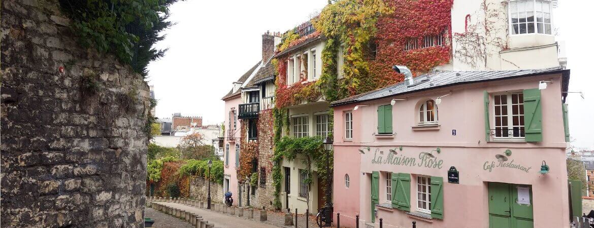 Maison rose dans une rue de Montmartre, à Paris.