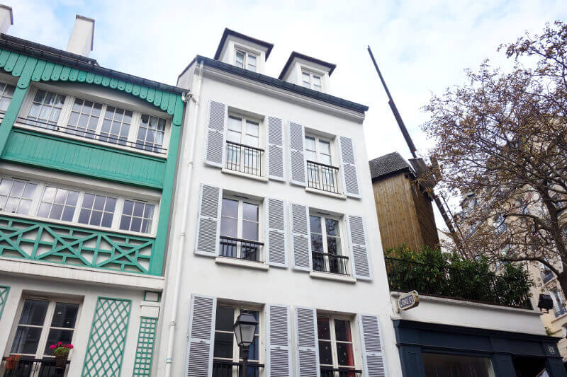 Maisons et moulin à Montmartre, à Paris.