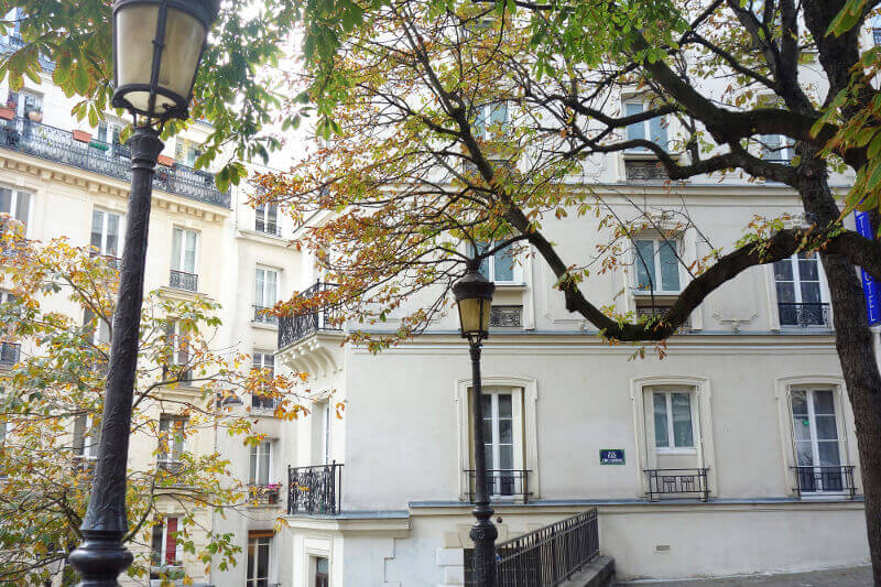 Place arborée de Montmartre, à Paris.