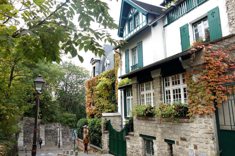 Arbres et maisons de Montmartre, à Paris.