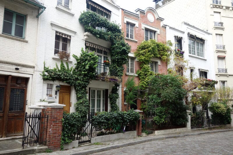 Façades fleuries de Montmartre, à Paris.