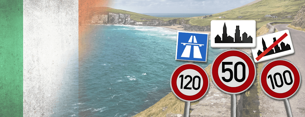Route au bord de mer en Irlande.