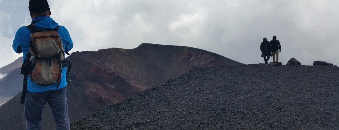 Randonneurs au sommet d'un volcan.