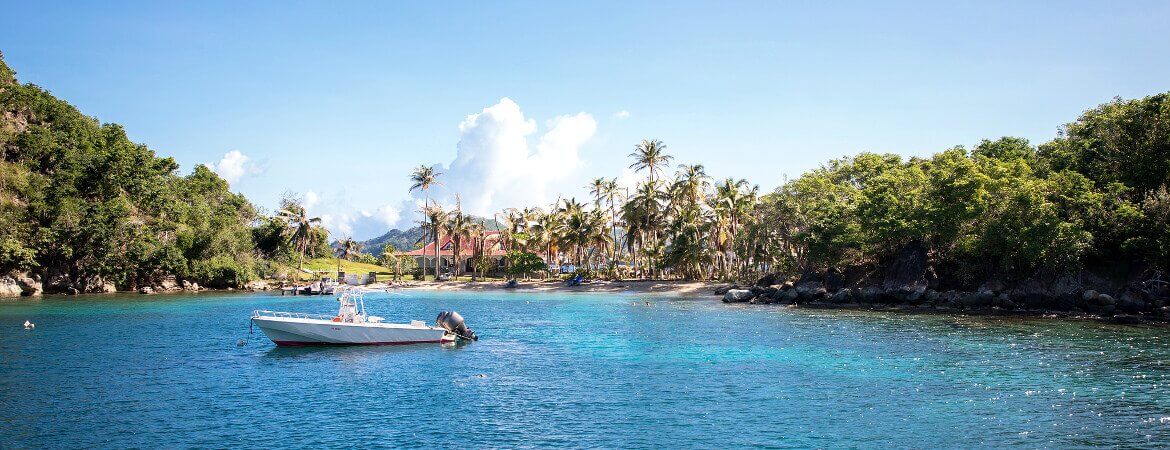 Bateau dans une crique en Guadeloupe.