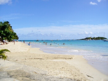 Plage au Gosier en Guadeloupe.