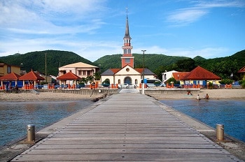 Un village au bord de mer en Martinique.