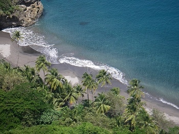 Plage de sable noir en Martinique.