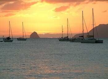 Coucher de soleil sur le Rocher du Diamant en Martinique.