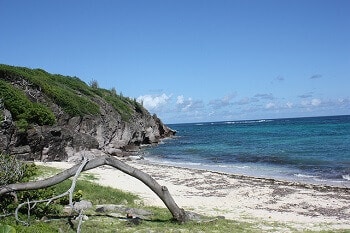 Plage déserte en Martinique.