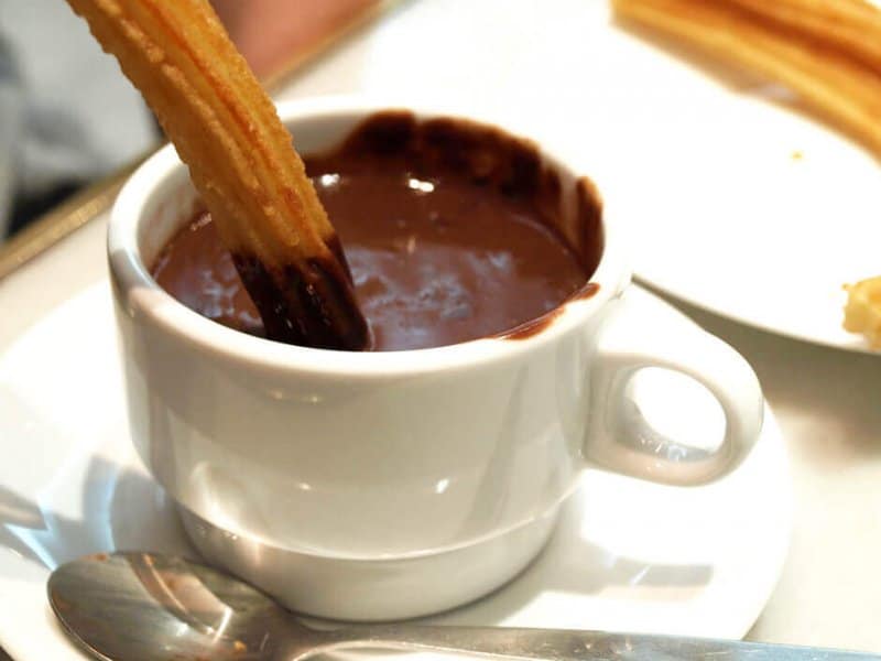 Churro et chocolat chaud.