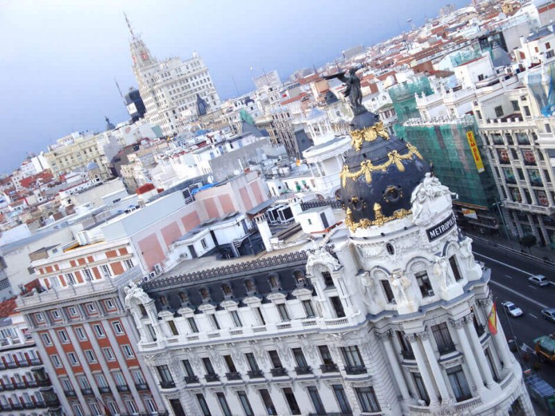 Vue sur une grande rue de Madrid,