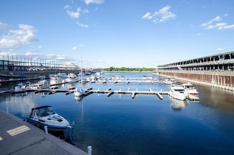 Port et bateaux à Montréal.