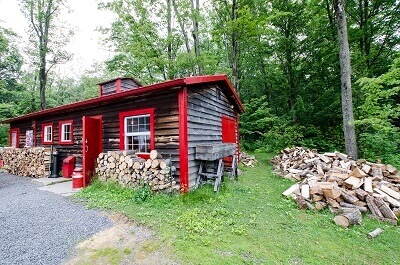 Cabane dans la forêt canadienne.