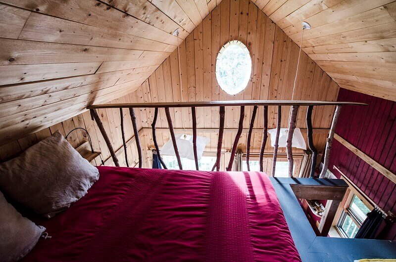 Intérieur d'une cabane en bois.