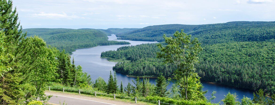 Route et paysage au Québec.