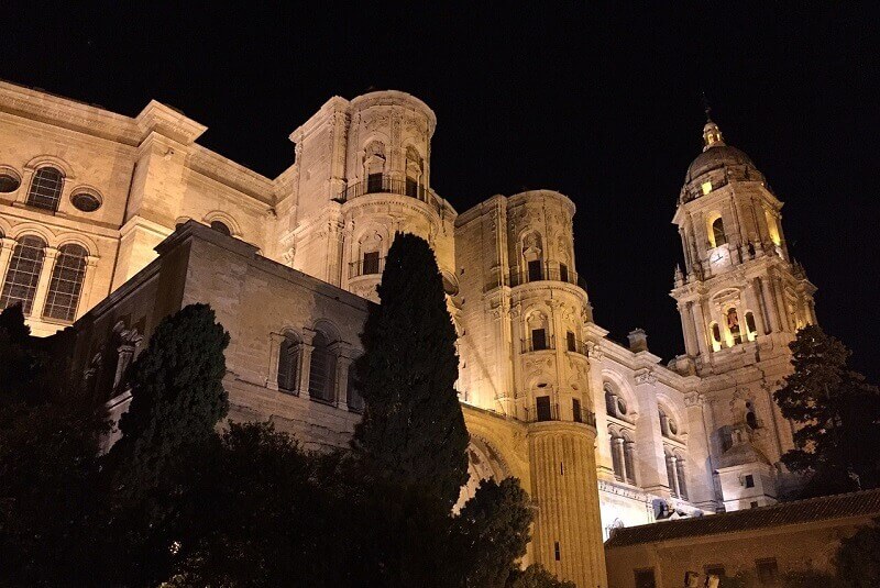 Cathédrale de Málaga de nuit.