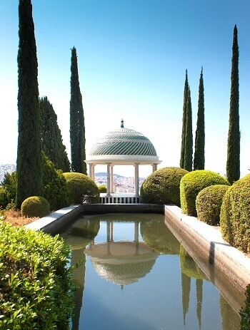 Bassin dans un jardin.