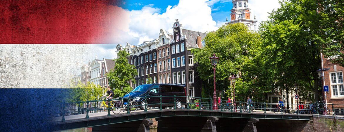 Pont et drapeau néerlandais.