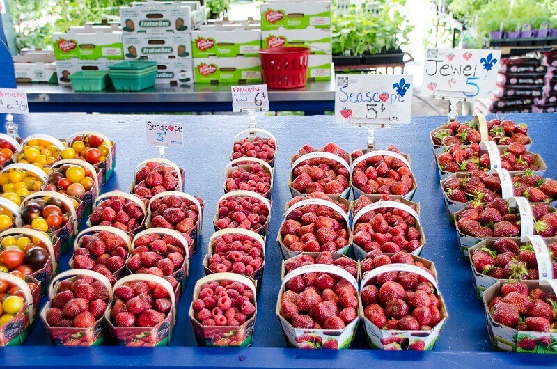 Fraises sur un étal.