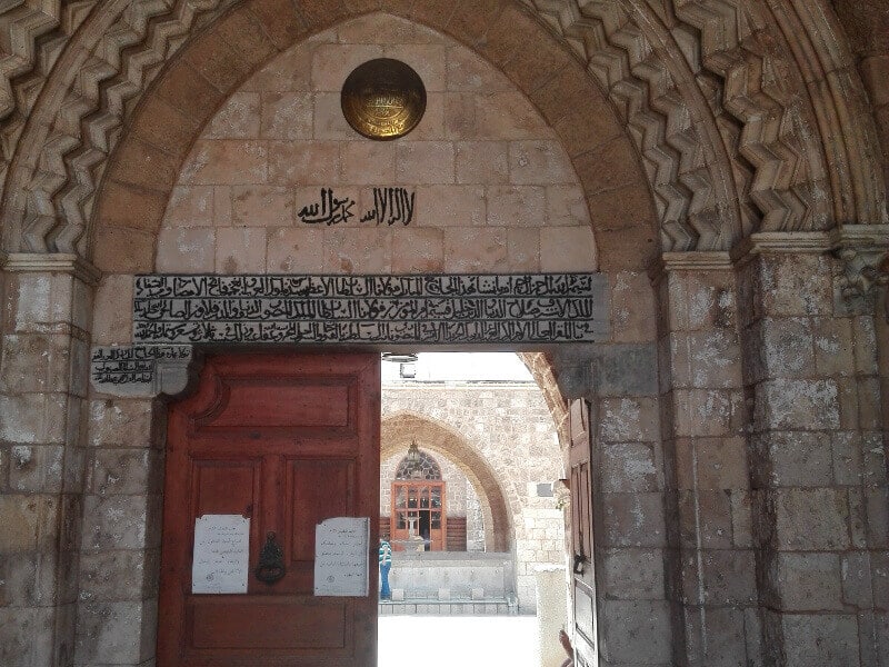 Portail d'une mosquée au Liban.