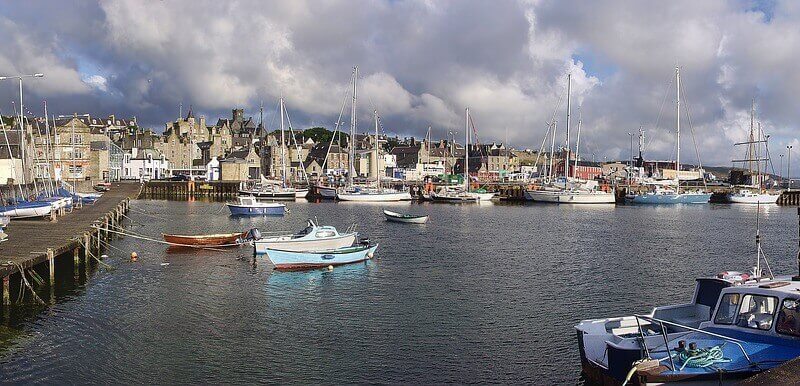 Bateaux dans un port en Écosse.