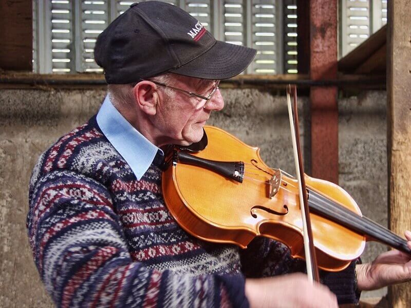 Violoniste en Écosse.