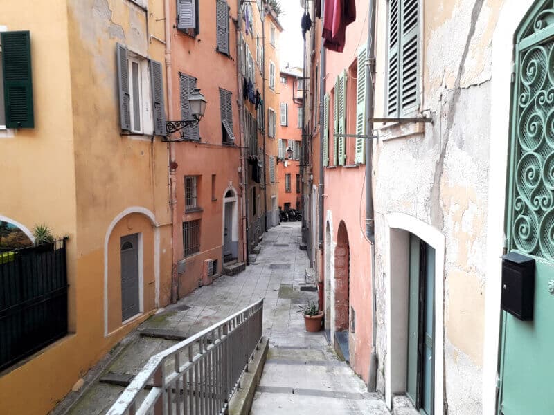 Une ruelle du Vieux-Nice.