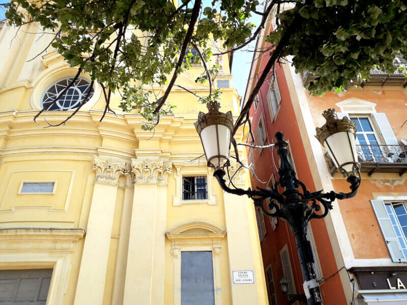 Façades colorées à Nice.