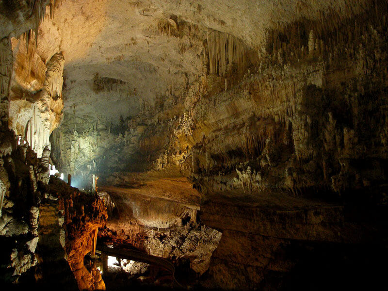 Intérieur d'une grotte au Liban.