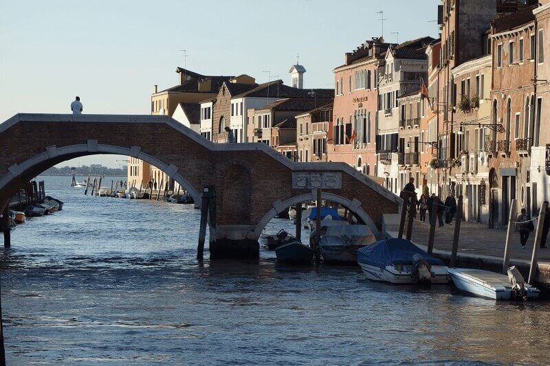 Pont et canal à Venise.