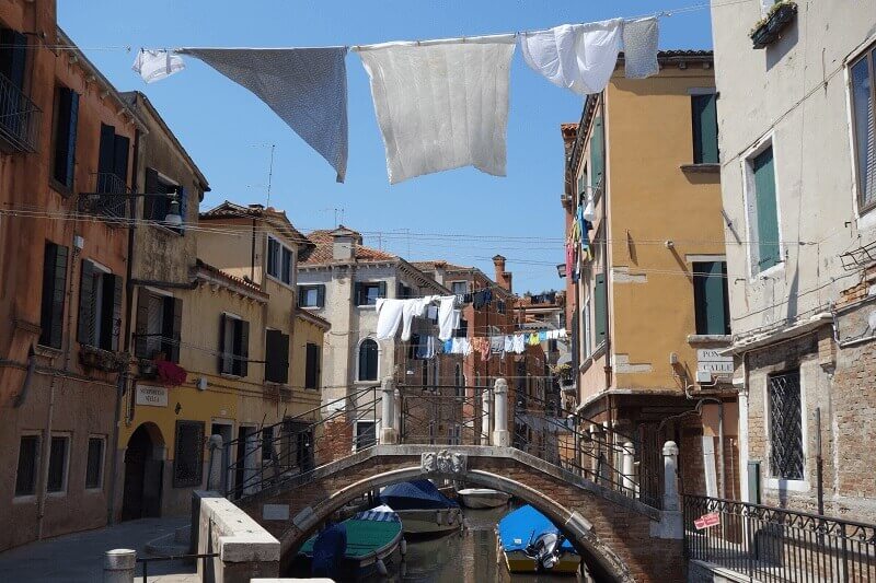 Linge et rue à Venise.