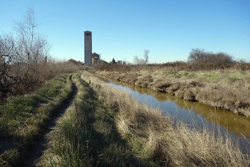 Clocher dans la campagne.