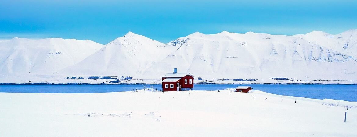 Paysage islandais sous la neige.