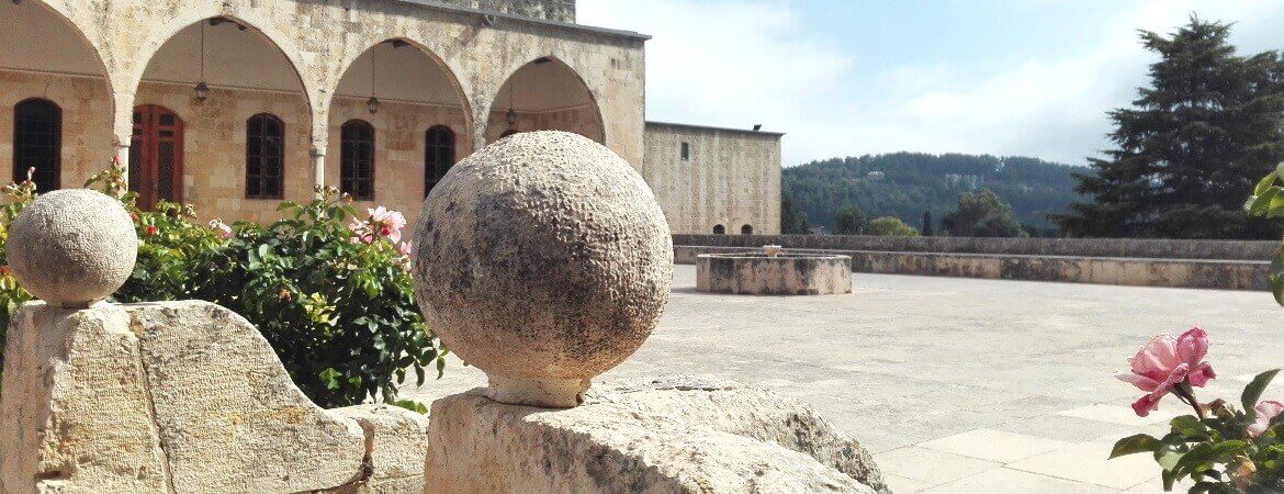 Cour d'un château au Liban.